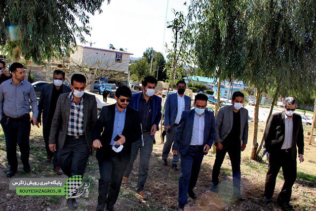 بازدید میدانی سرپرست شهردرای مسجدسلیمان به همراه تعدادی از خبرنگاران و کنشگران اجتماعی از احداث ۸ بوستان محله ای و بلوار دوم شهری در مسجدسلیمان + تصاویر