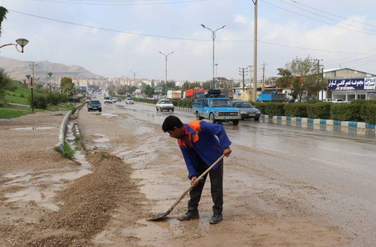 لایروبی و جمع آوری گل و لای ناشی از بارندگی محور دانشگاه آزاد