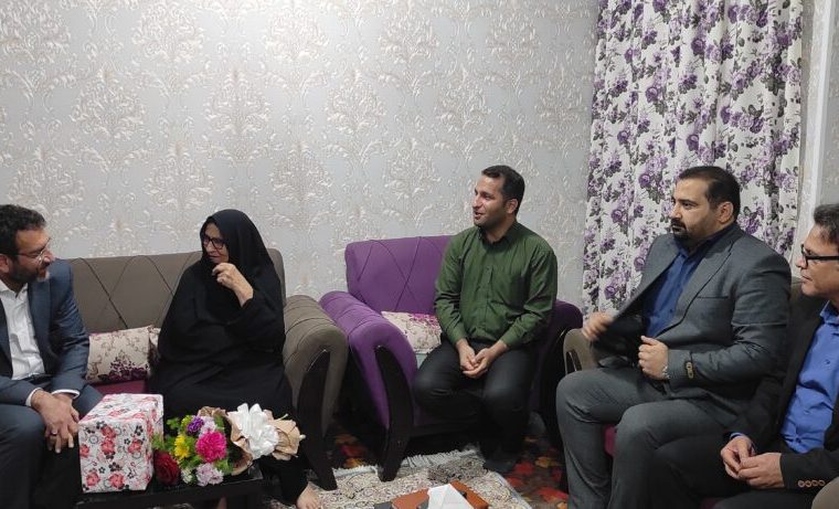 دیدار سرپرست جدید فرمانداری شهرستان مسجد سلیمان با مادر شهیدان صالح‌پور