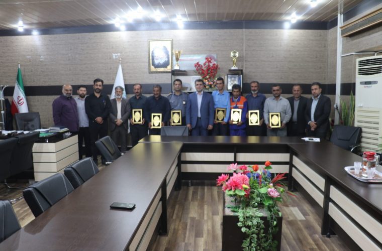 تجلیل از کارگران نمونه در شهرداری مسجدسلیمان تجلیل از کارگران نمونه در شهرداری مسجدسلیمان