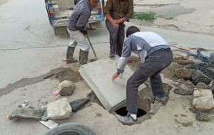 تولید و نصب درپوش بتنی کانالهای فاضلاب مناطق مختلف شهر توسط واحد امانی شهرداری
