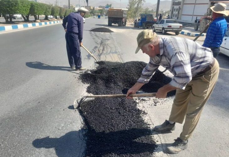 عملیات لکه گیری آسفالت مناطق مختلف شهر ادامه دارد عملیات لکه گیری آسفالت مناطق مختلف شهر ادامه دارد