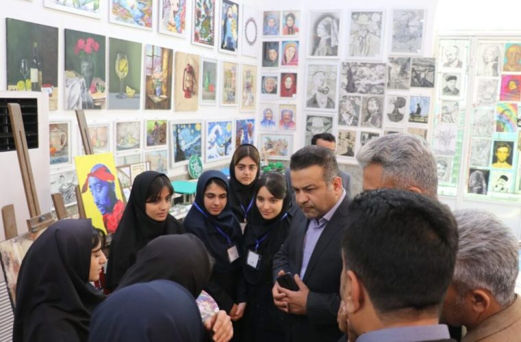 بازدید محمد خسروی شهردار و رئیس شورای اسلامی شهر از نمایشگاه دست سازه ها ی فنی و حرفه ای