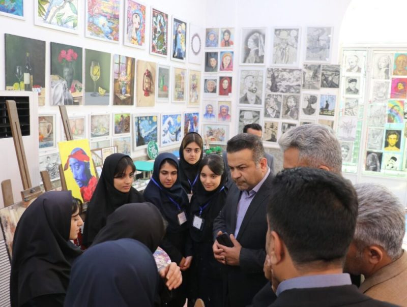بازدید محمد خسروی شهردار و رئیس شورای اسلامی شهر از نمایشگاه دست سازه ها ی فنی و حرفه ای