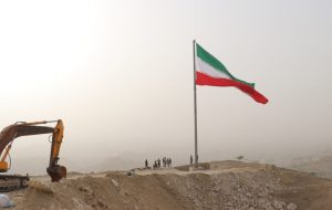 اهتزاز پرچم پرافتخار ایران بر بلندای مسجدسلیمان