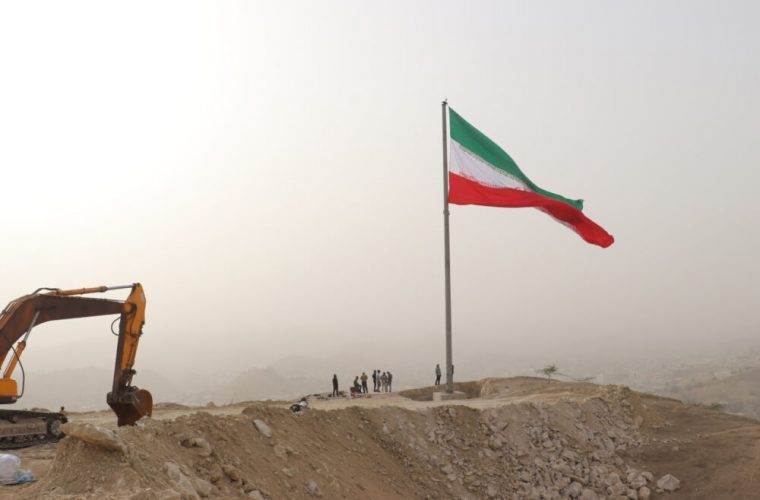 اهتزاز پرچم پرافتخار ایران بر بلندای مسجدسلیمان