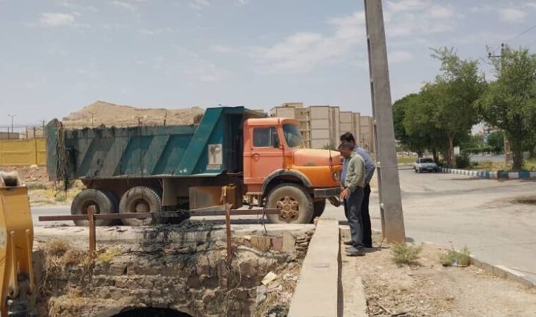 عملیات لایروبی مسیر کلانتری ۱۲ تا هوانیروز آغاز شد عملیات لایروبی مسیر کلانتری ۱۲ تا هوانیروز آغاز شد