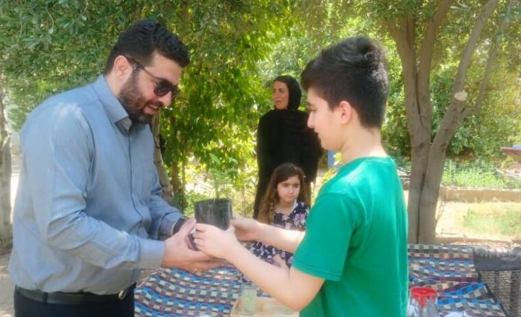 دیدار معاونت خدمات شهری شهرداری مسجدسلیمان با خانواده نمونه محیط زیست