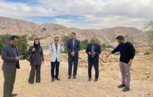بازدید اعضای شورای شهر مسجدسلیمان و نمایندگان شرکت مشاور و طراح از محل احداث پارک کوهستان در کوی نفت‌خیز