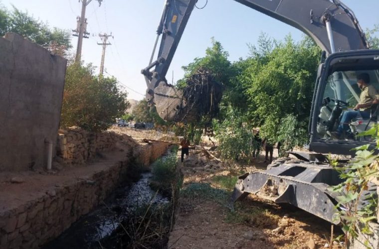 اقدام پیشگیرانه شهرداری مسجدسلیمان پیش از بارندگیها / لایروبی کانالها و مسیلهای منطقه چهاربیشه اجرا شد اقدام پیشگیرانه شهرداری مسجدسلیمان پیش از بارندگیها / لایروبی کانالها و مسیلهای منطقه چهاربیشه اجرا شد
