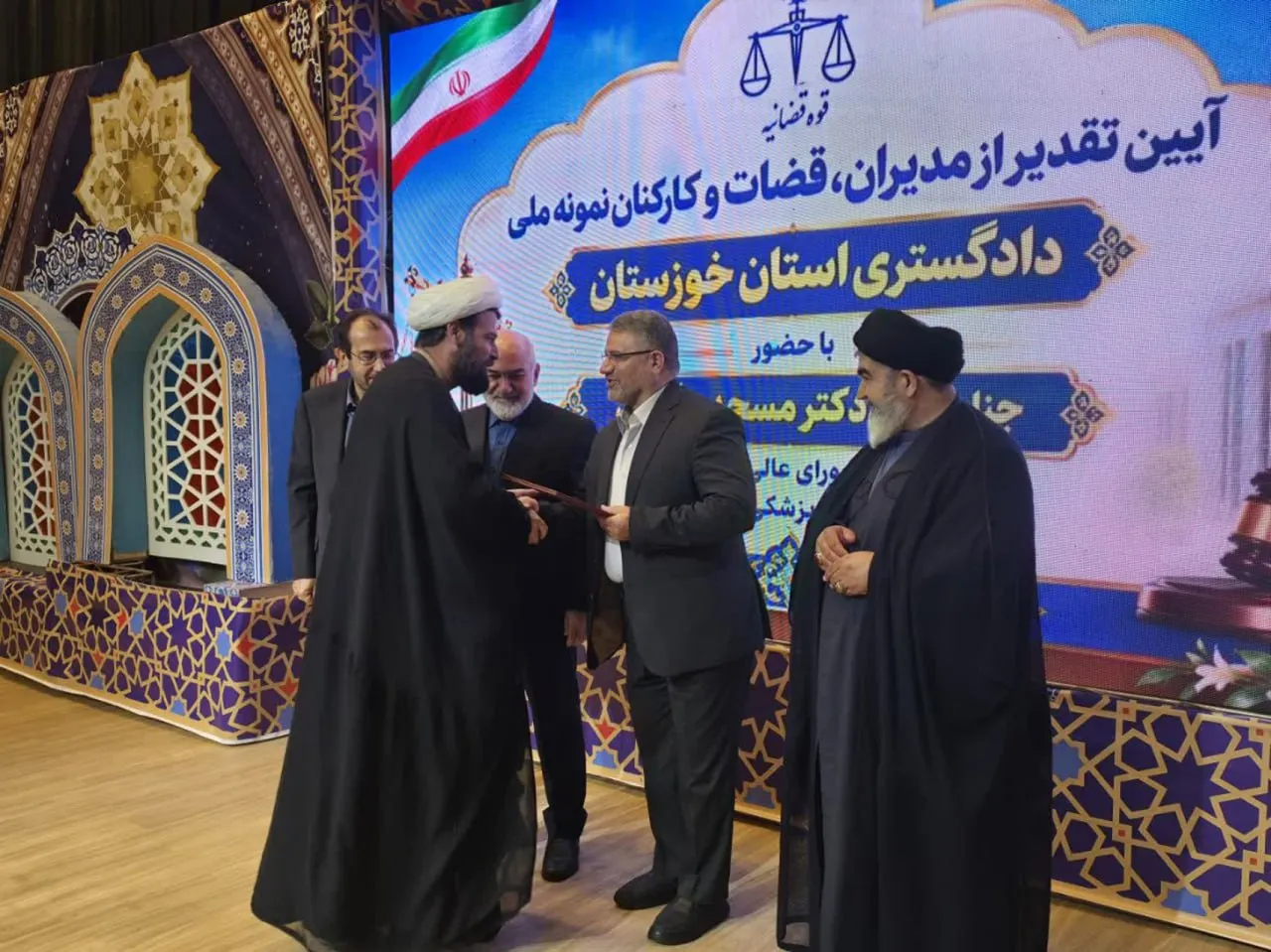 تقدیر از حجت الاسلام رئیسی و دکتر سیروس خورشیدی در آئین تجلیل از قضات و کارکنان نمونه ملی دادگستری استان خوزستان تقدیر از حجت الاسلام رئیسی و دکتر سیروس خورشیدی در آئین تجلیل از قضات و کارکنان نمونه ملی دادگستری استان خوزستان